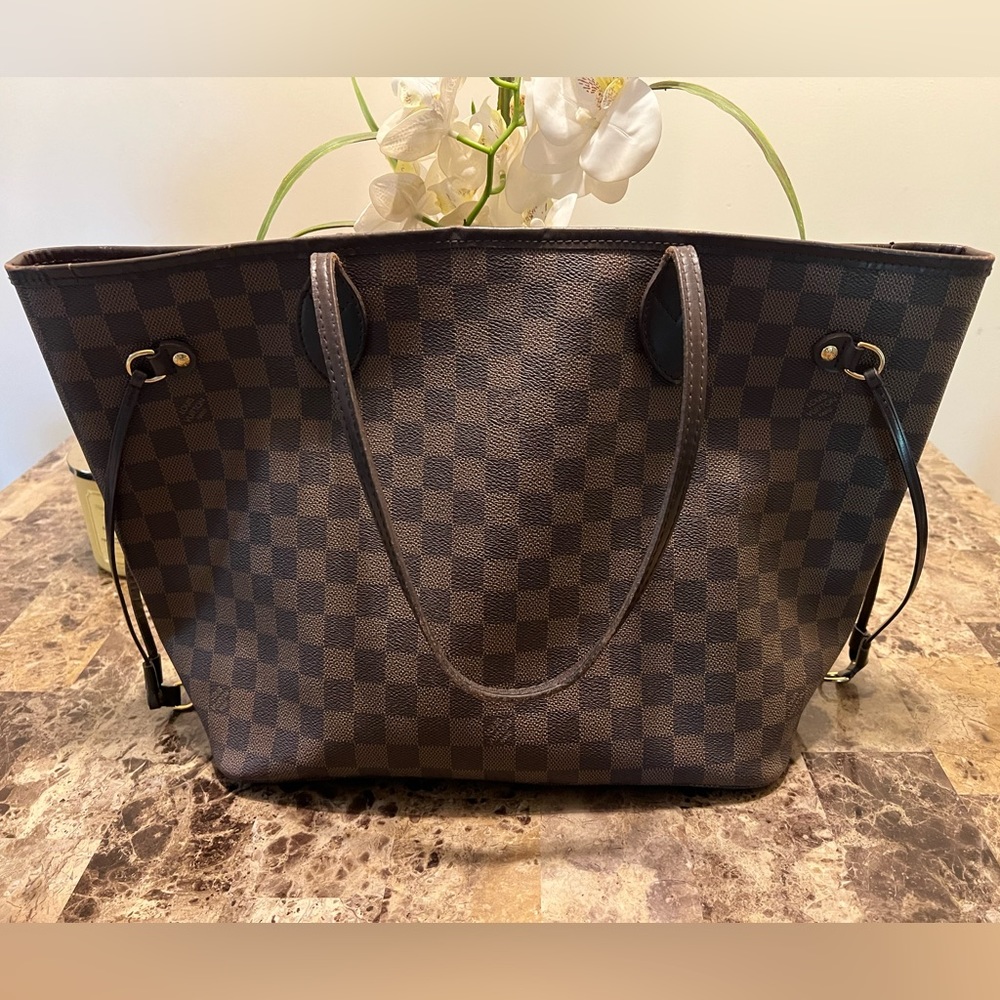 LOUIS VUITTON
Neverfull MM Damier Ebene Tote